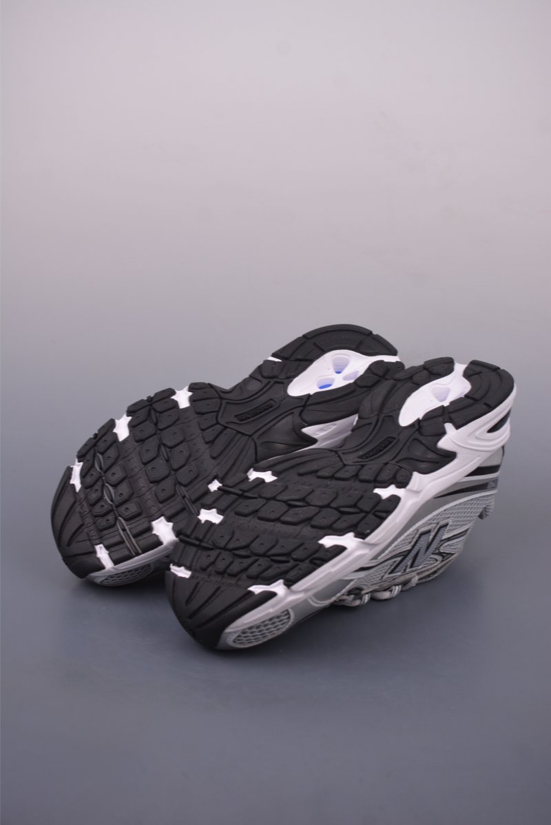 New Balance 740 view
