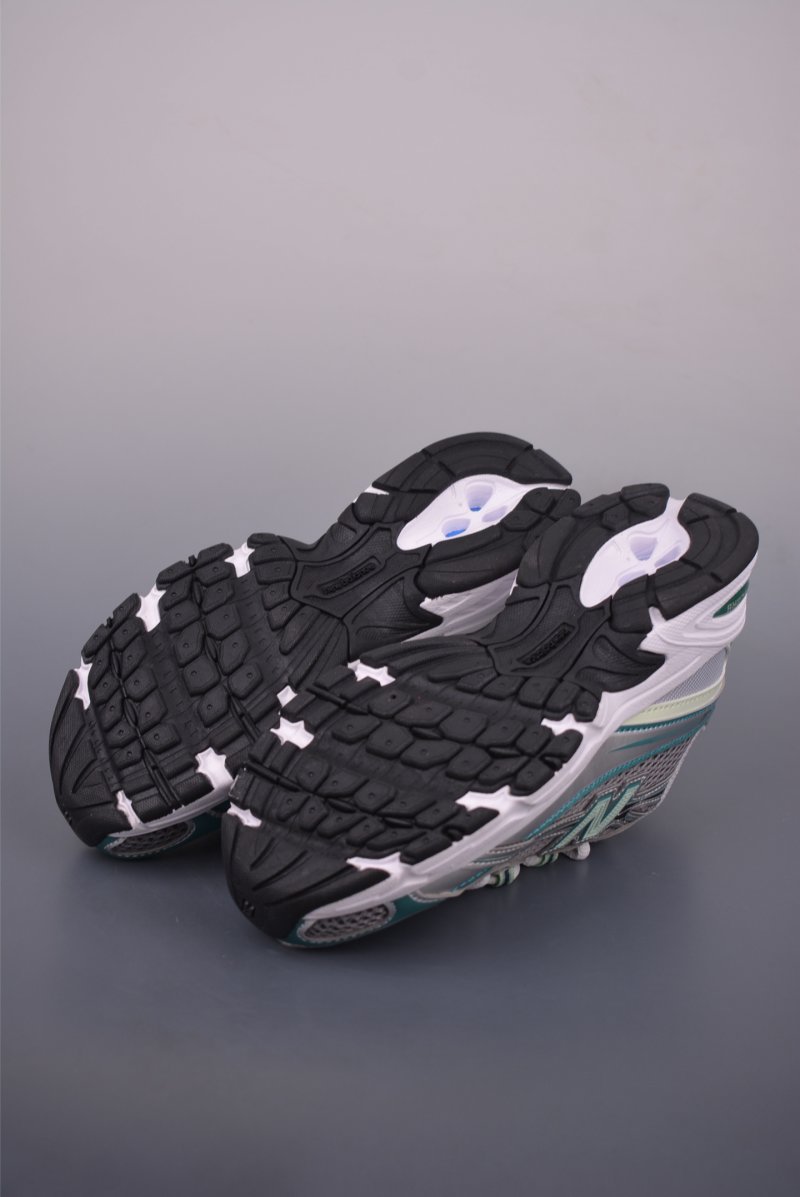 New Balance 740 view