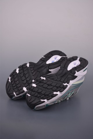 New Balance 740 view 3