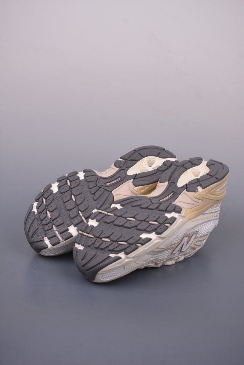 New Balance 740 view