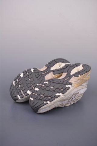 New Balance 740 view 3