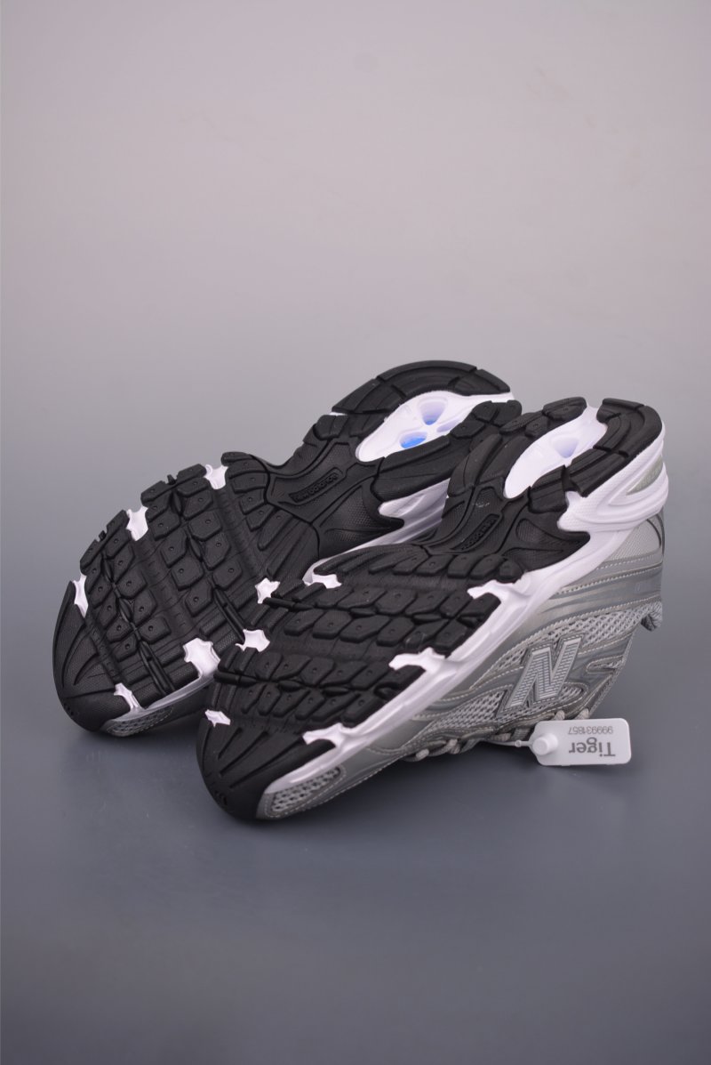 New Balance 740 view