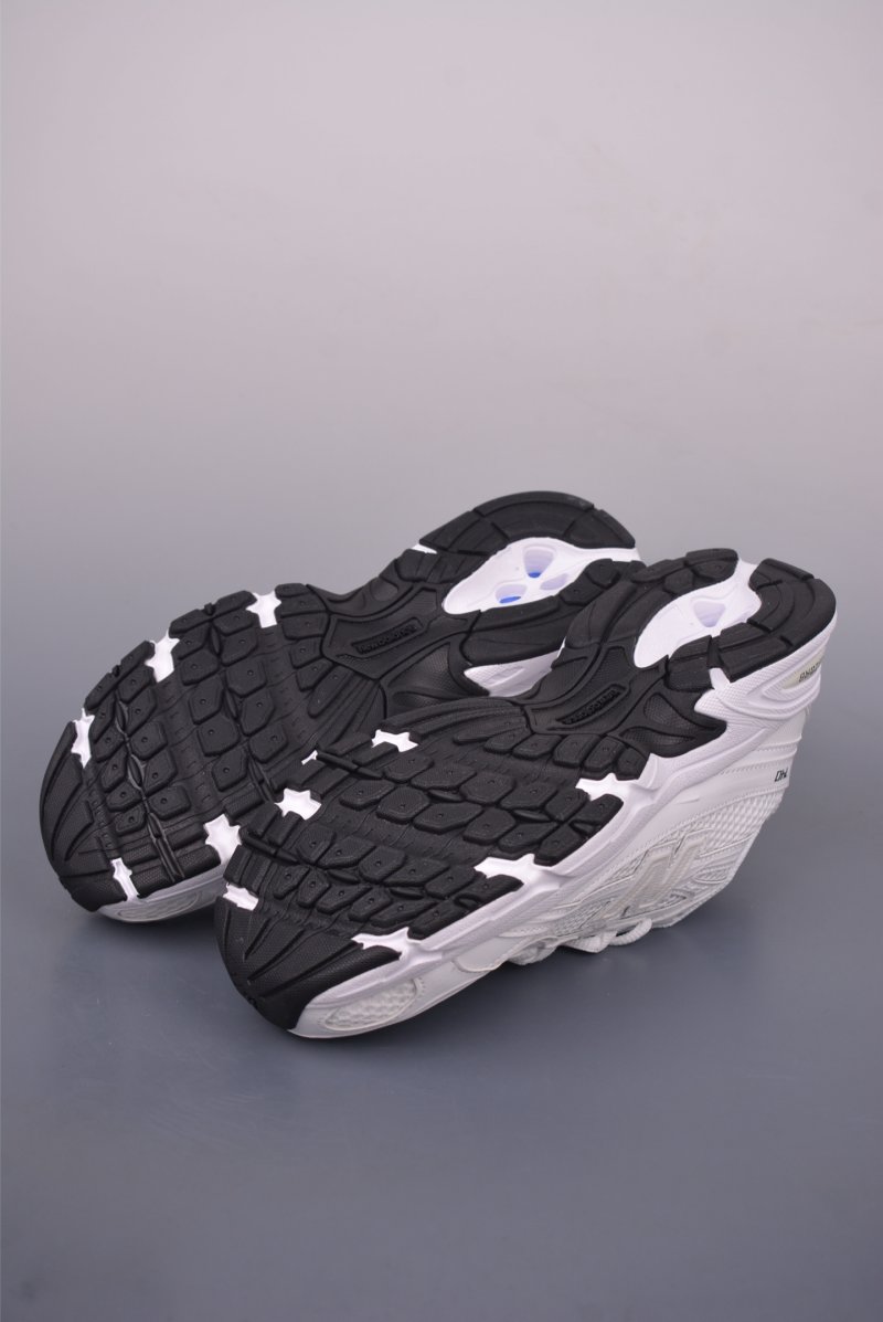 New Balance 740 view
