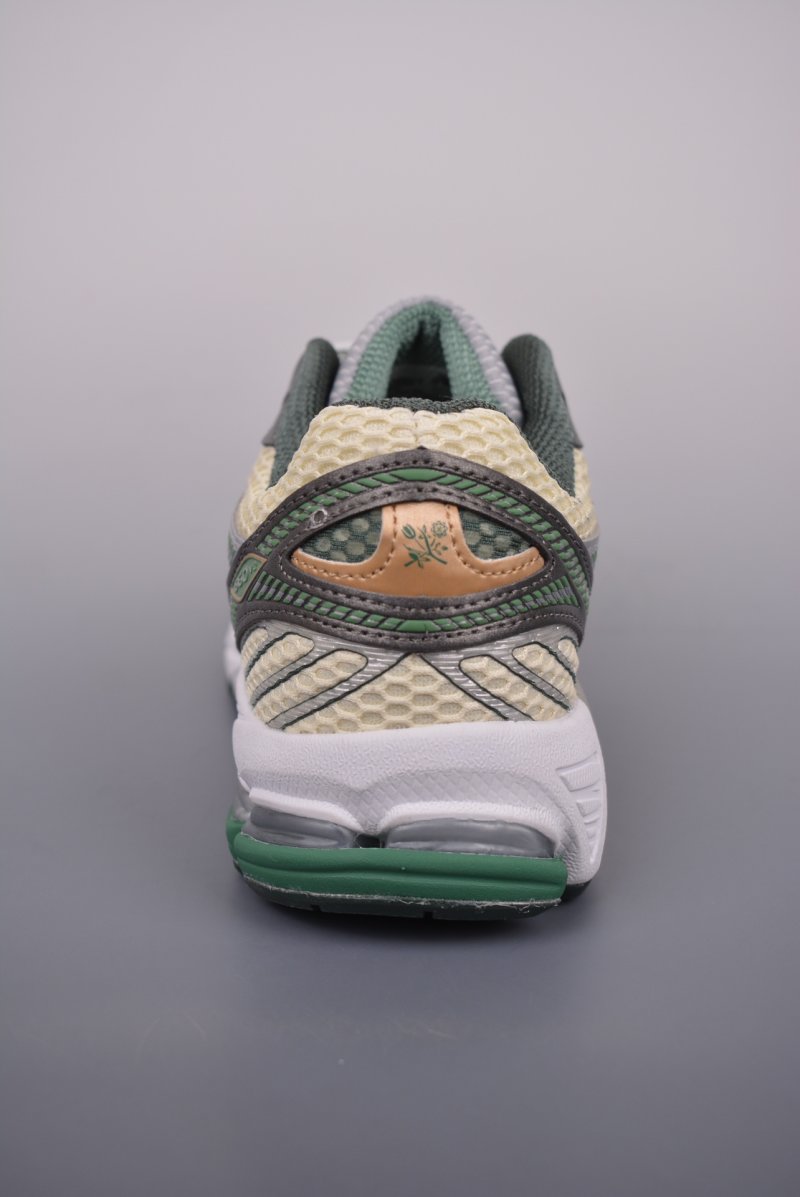 Aime Leon Dore x New Balance 860V2 'Gold / Silver' view