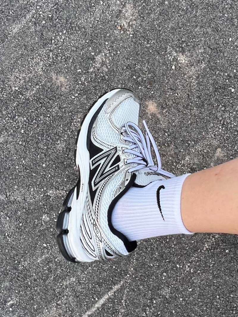 New Balance 860V2 view