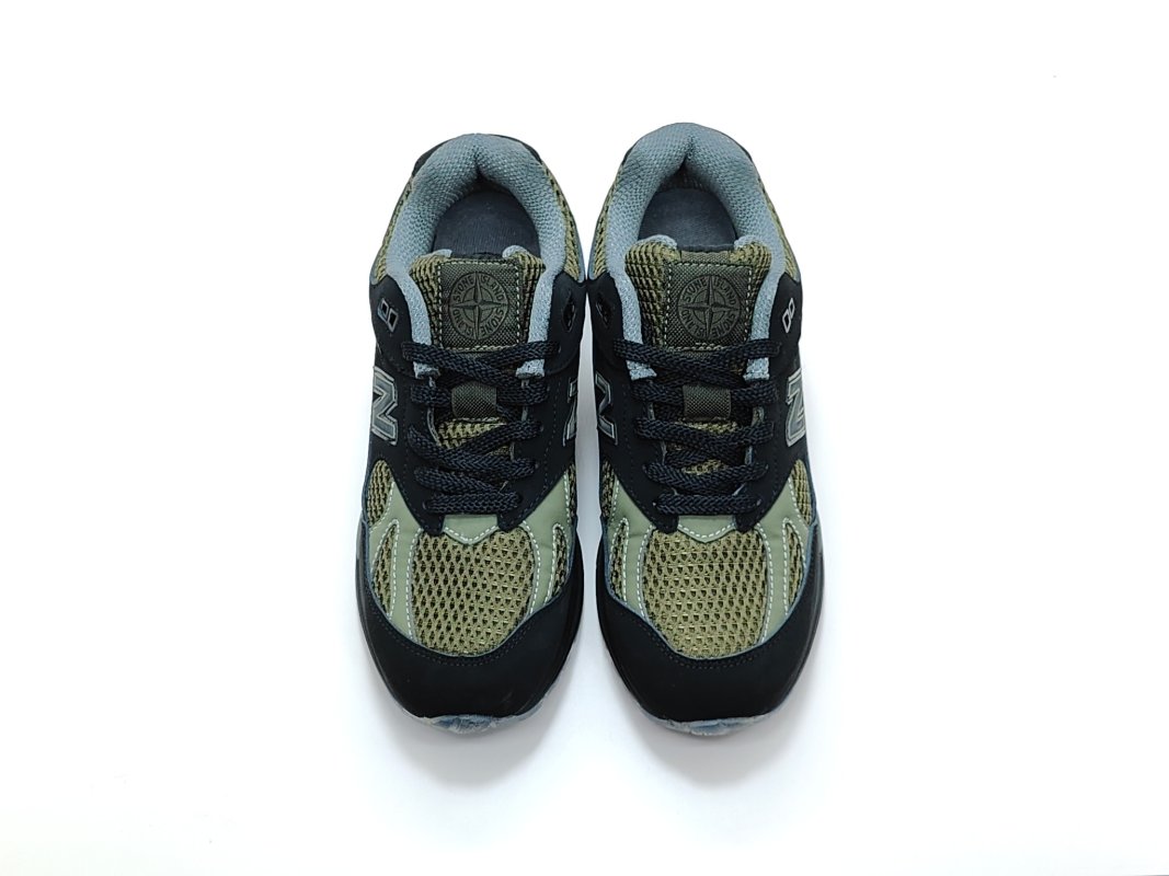 New Balance 991 V2 'Black' view