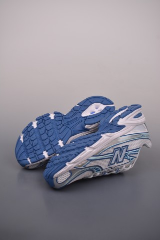 New Balance 740 view 3