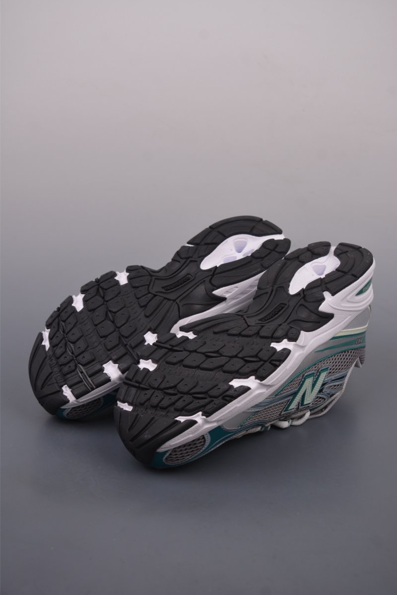 New Balance 740 view