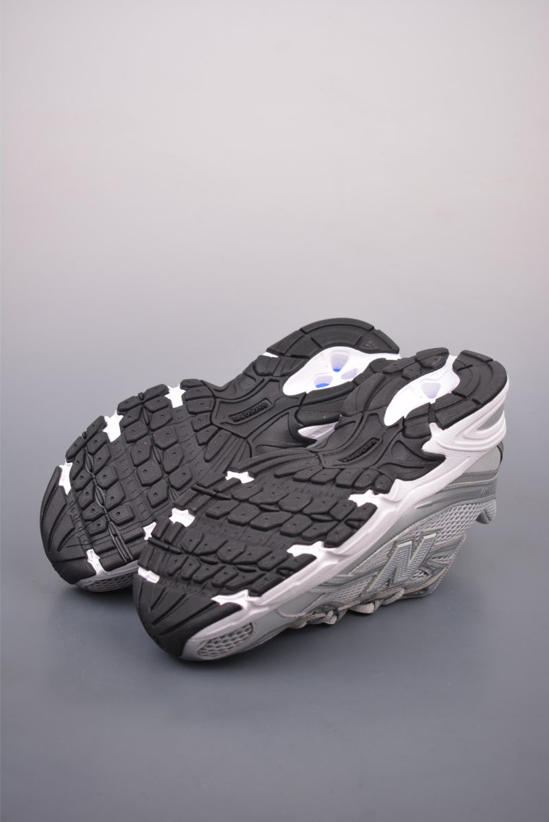New Balance 740 view