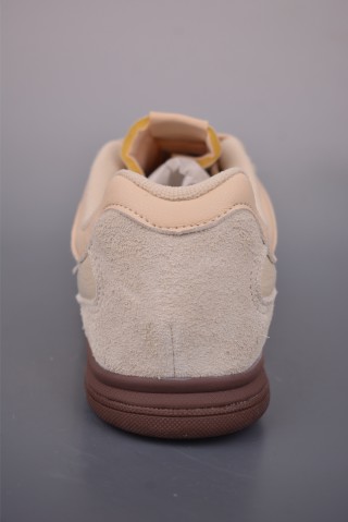 New Balance URC42 view 4