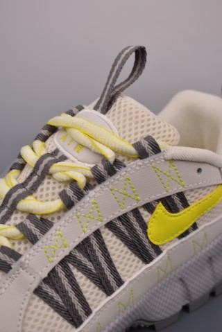Nike Air Humara QS 'Vintage' view 7