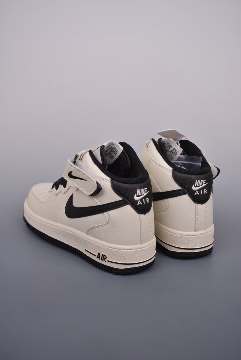 Nike Air Force 1 '07 'Black' view