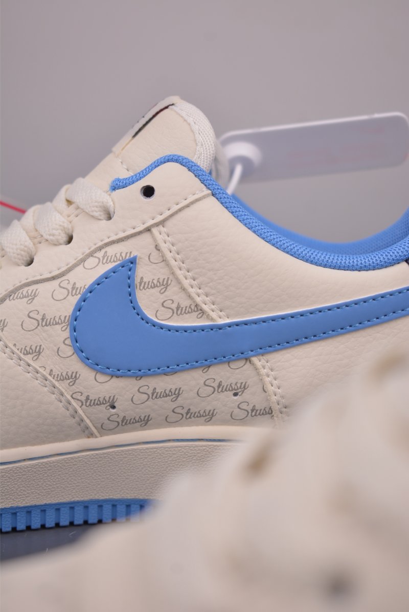 Nike Air Force 1 Low 'Hello Kitty' view