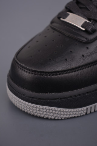 Nike Air Force 1 Low 'Black / White' view 6