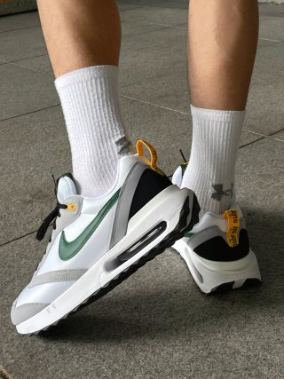 Nike Air Max Dawn view 3
