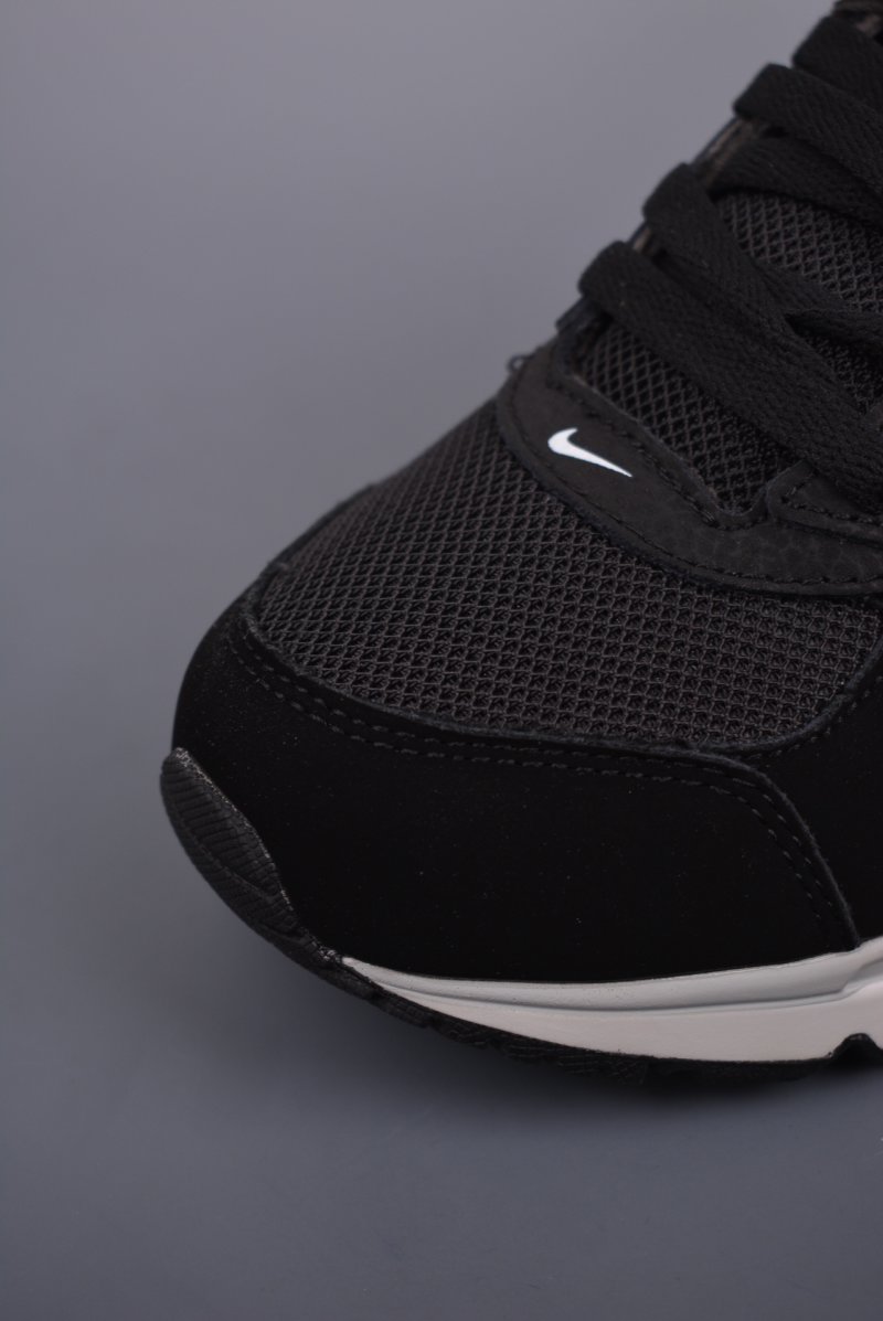 Nike Air Max Ivo view