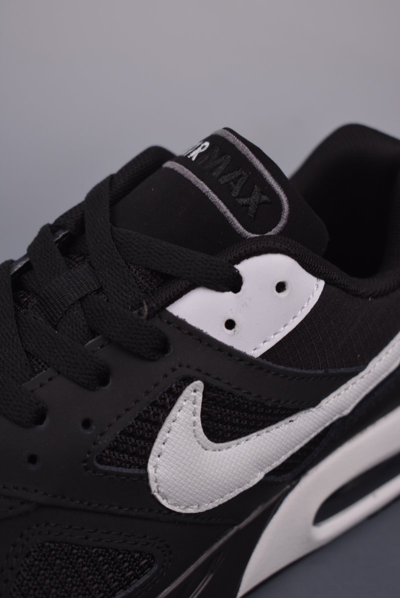 Nike Air Max Ivo view