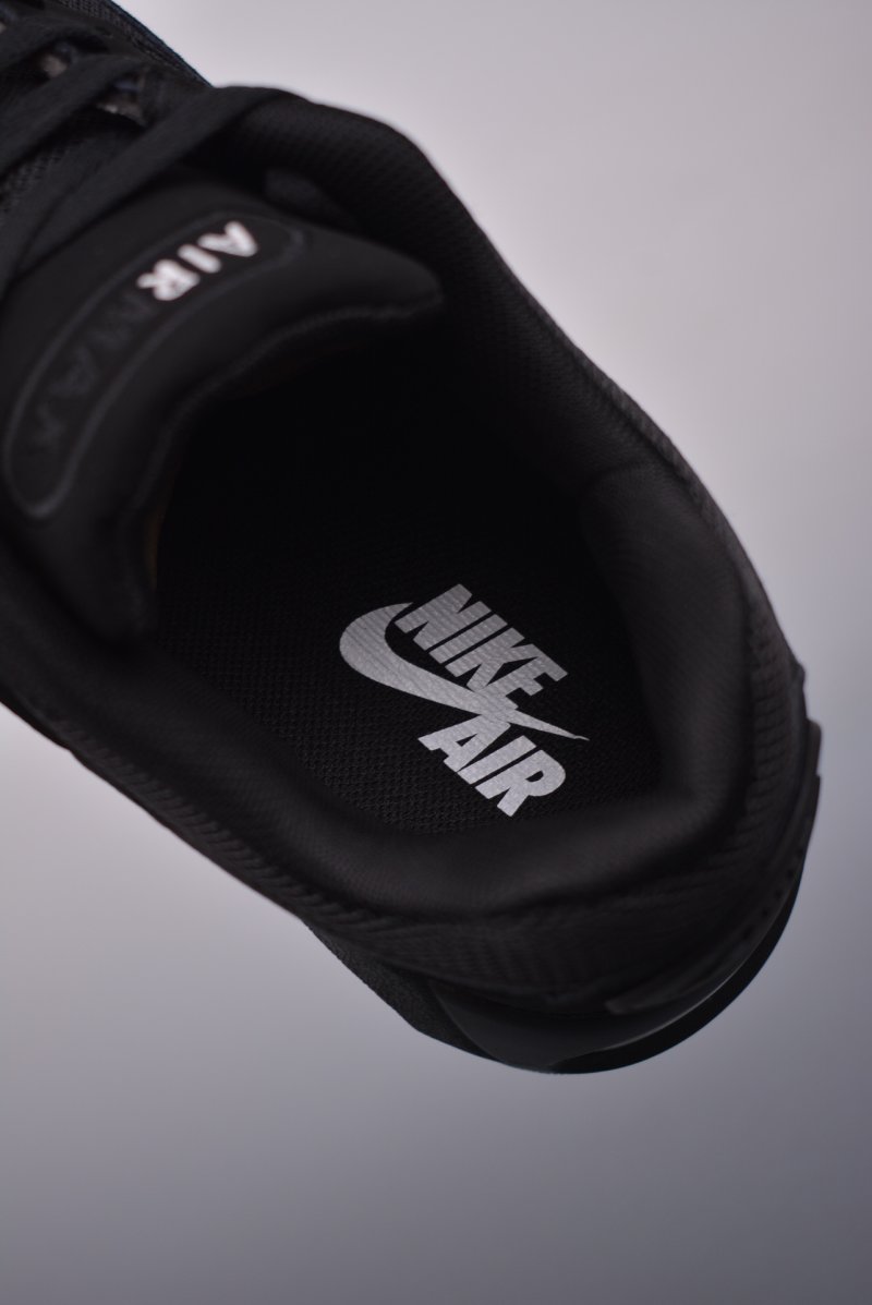 Nike Air Max Ivo view
