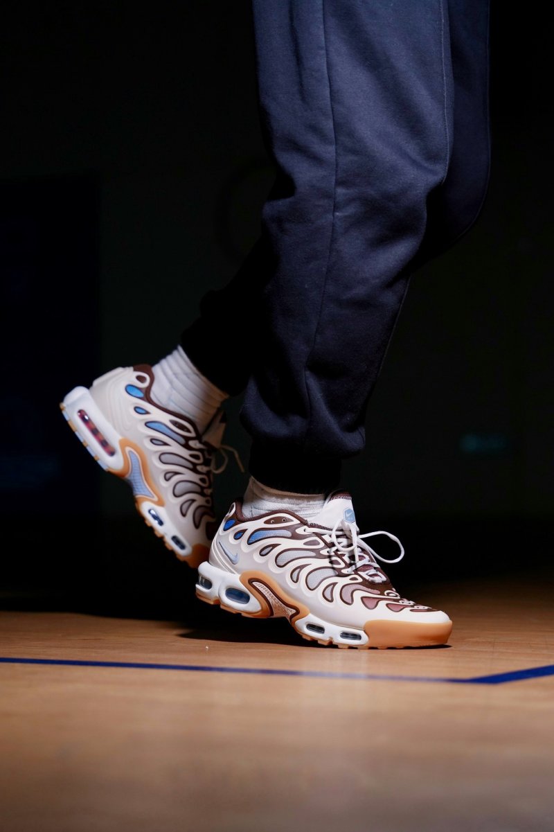 Nike Air Max Plus Drift view