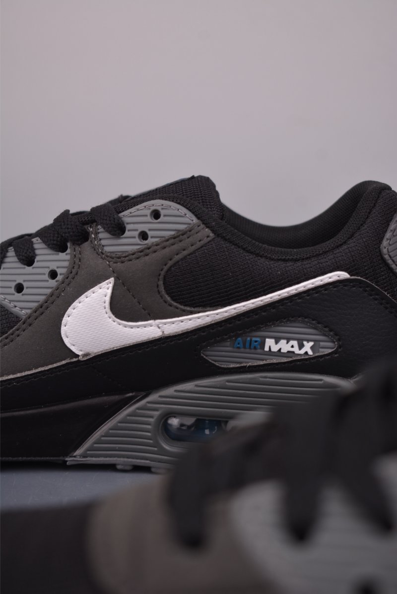 Nike Air Max 90 Futura view