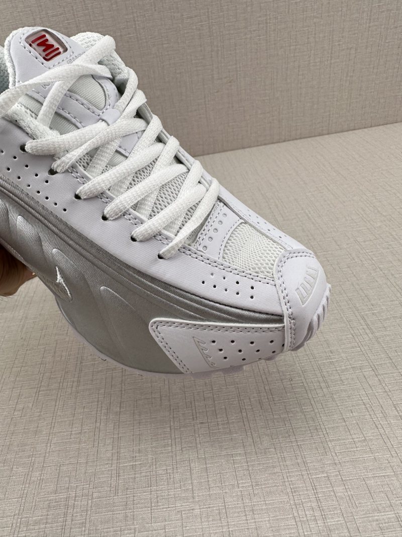 Nike Shox R4 view