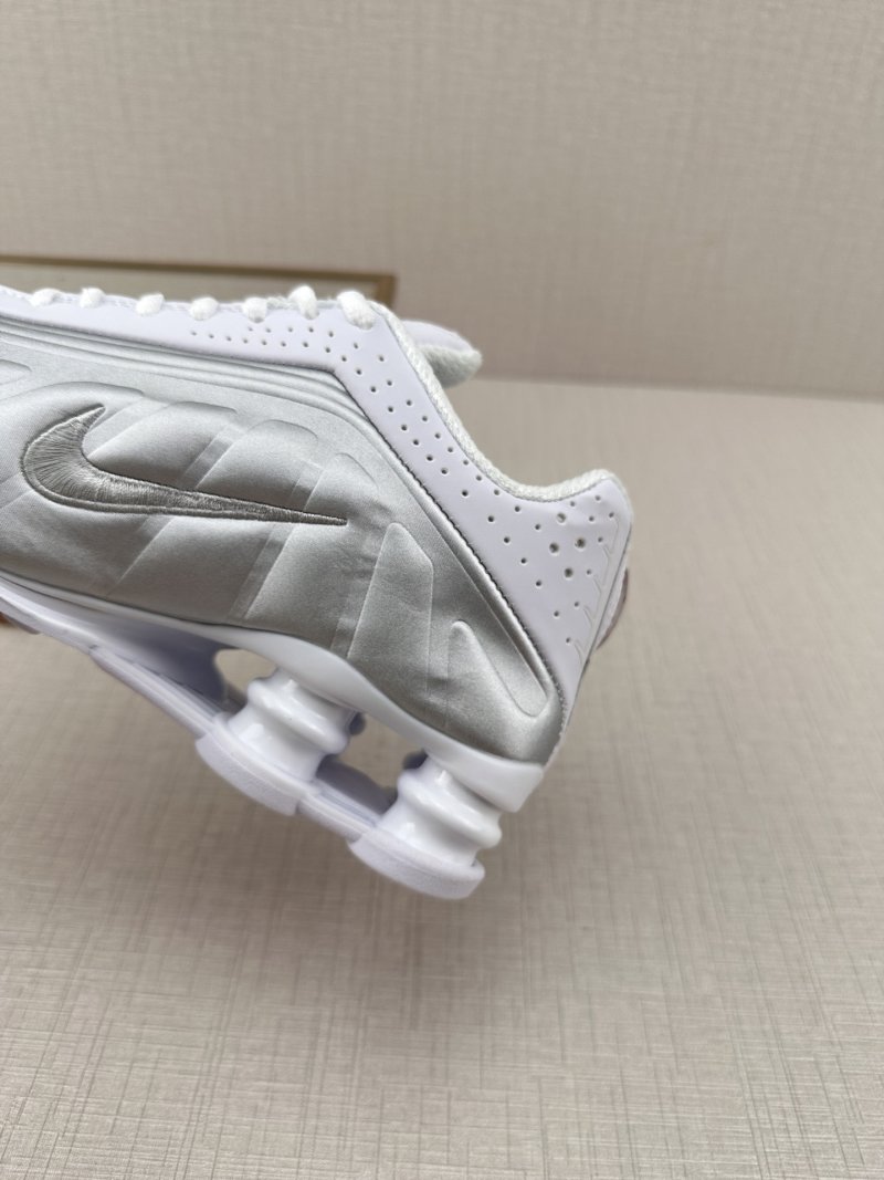 Nike Shox R4 view