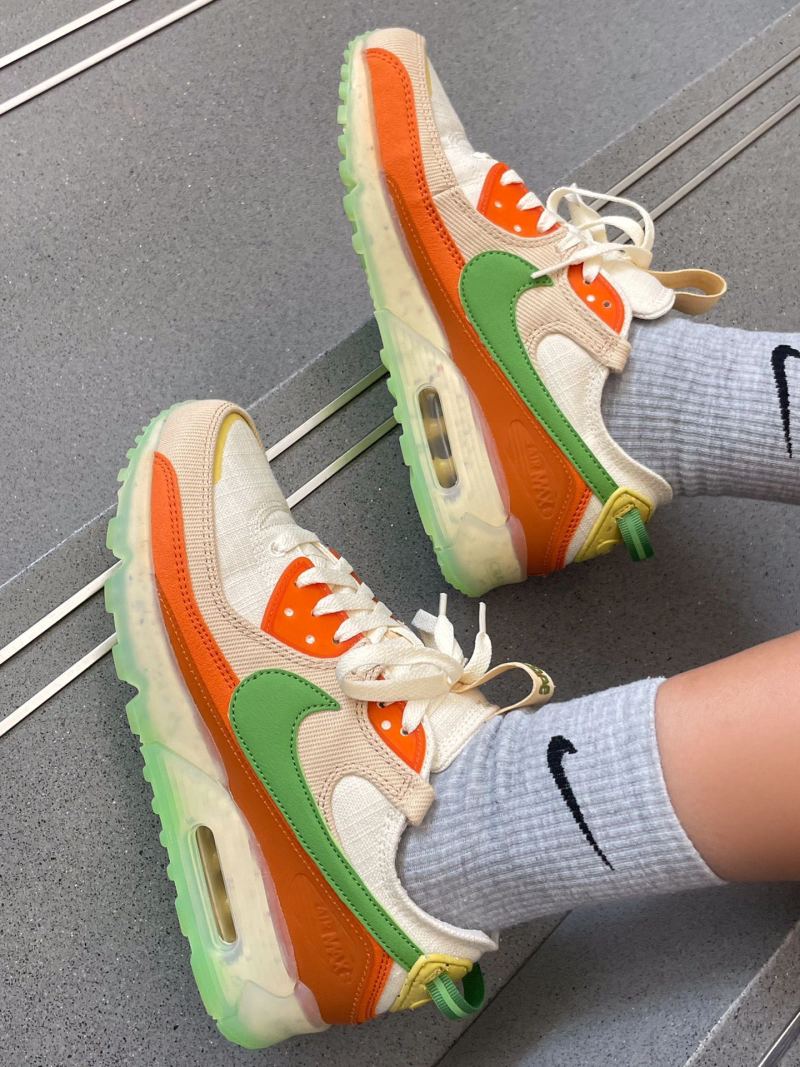 Nike W Air Max 90 Futura view