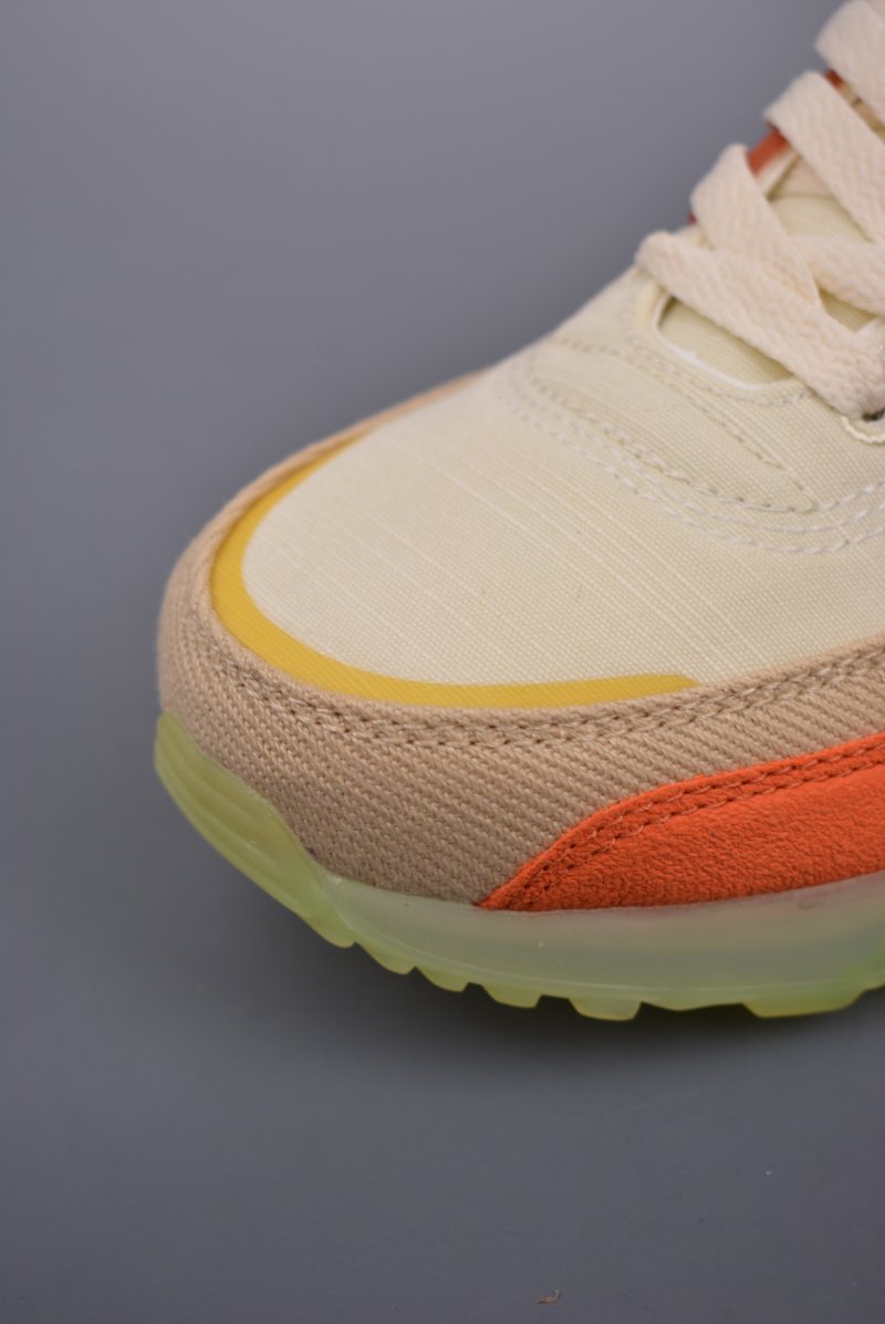 Nike W Air Max 90 Futura view