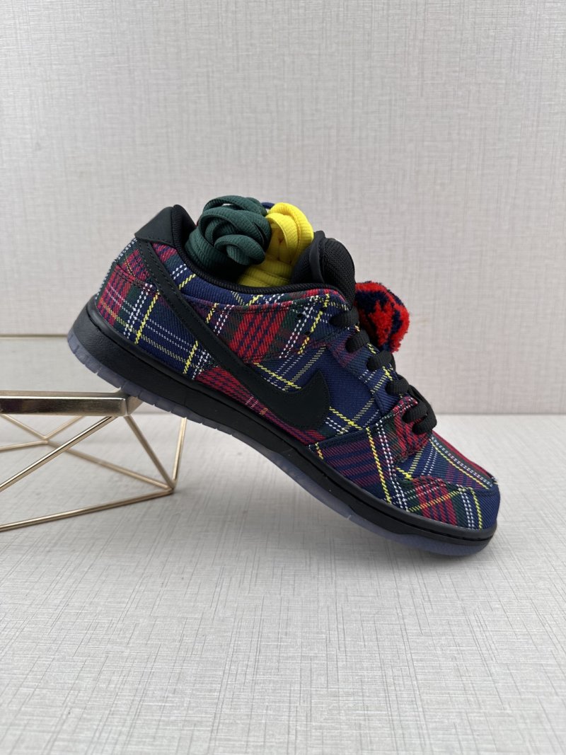Nardwuar X Nike SB Dunk Low view