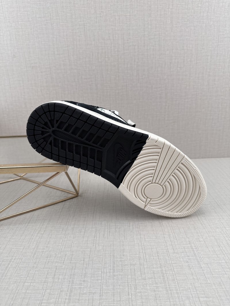 Nike SB Dunk Low view