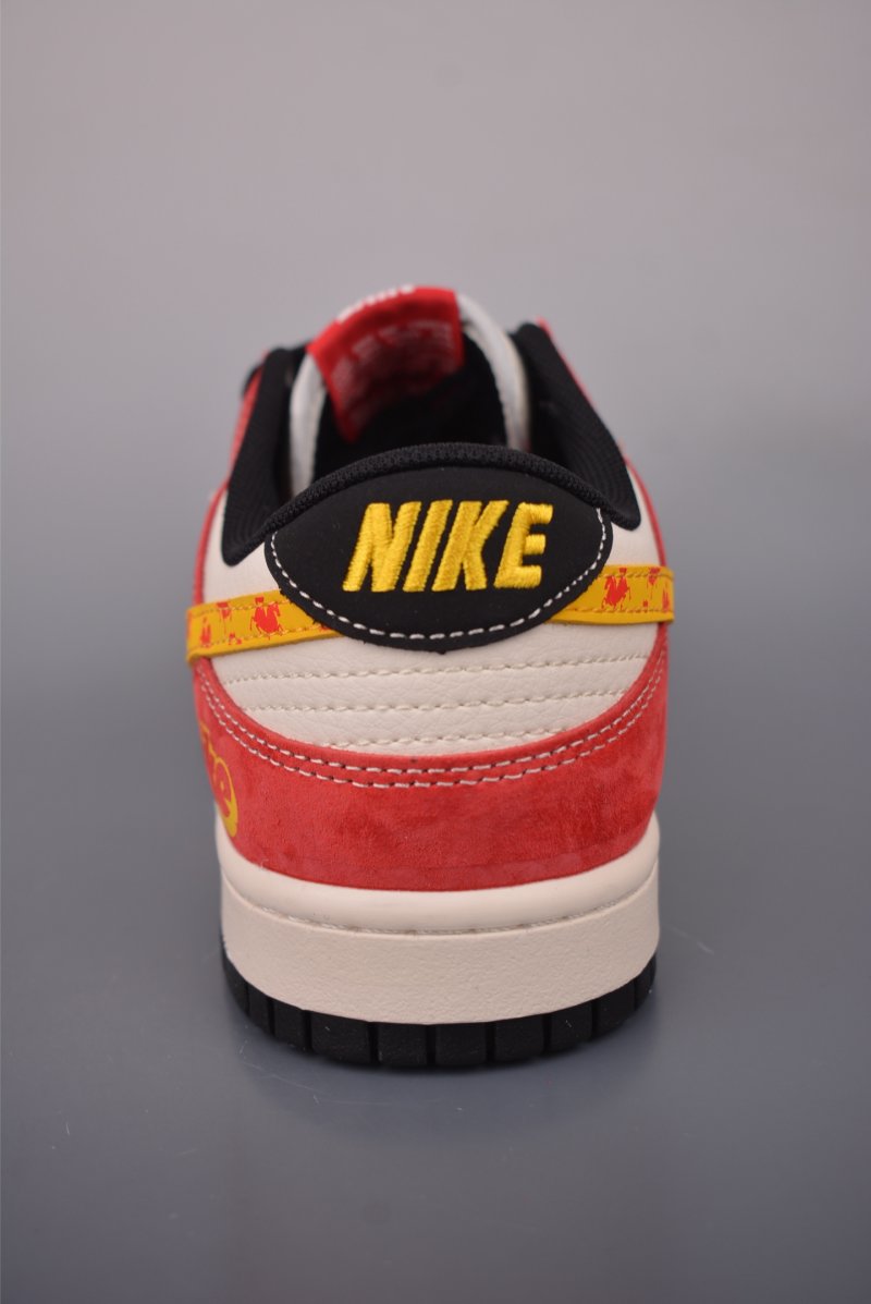 Nike SB Dunk Low view