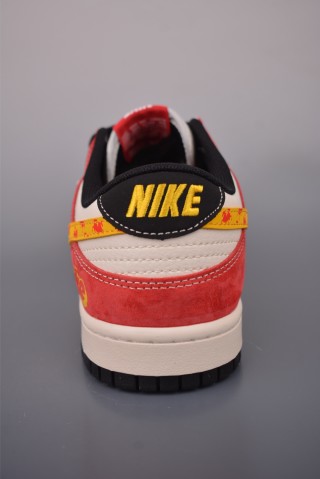 Nike SB Dunk Low view 4