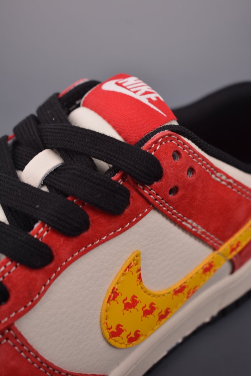 Nike SB Dunk Low view