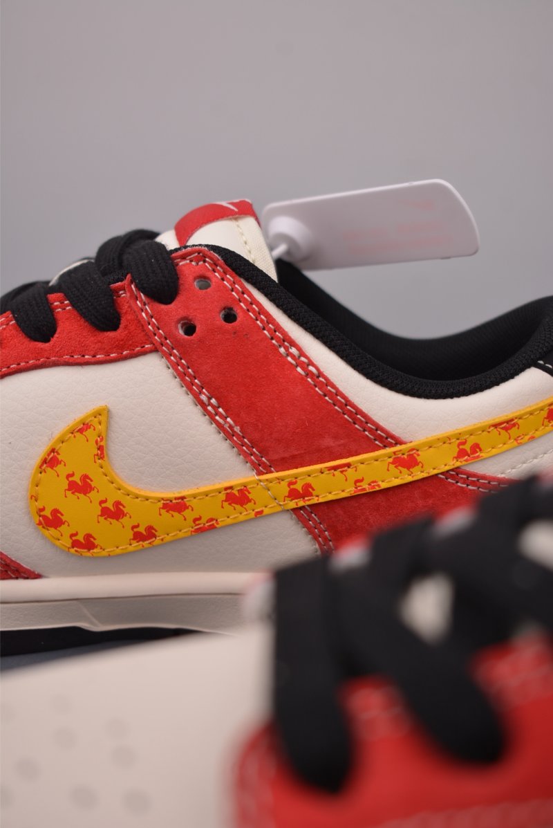 Nike SB Dunk Low view