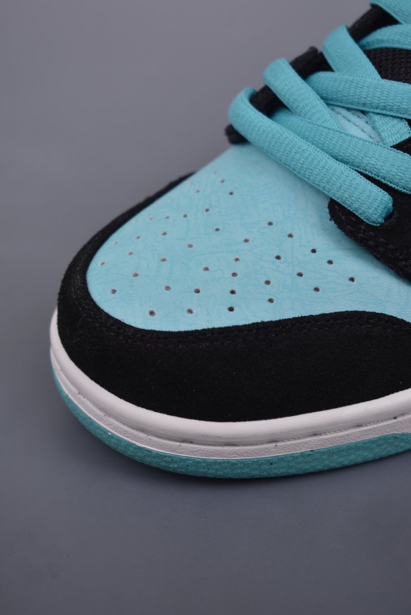 Nike SB Dunk Low view