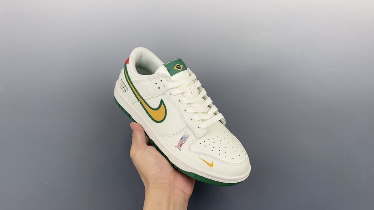 Nike SB Dunk Low view
