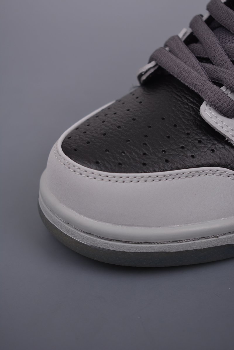 Nike SB Dunk Low view