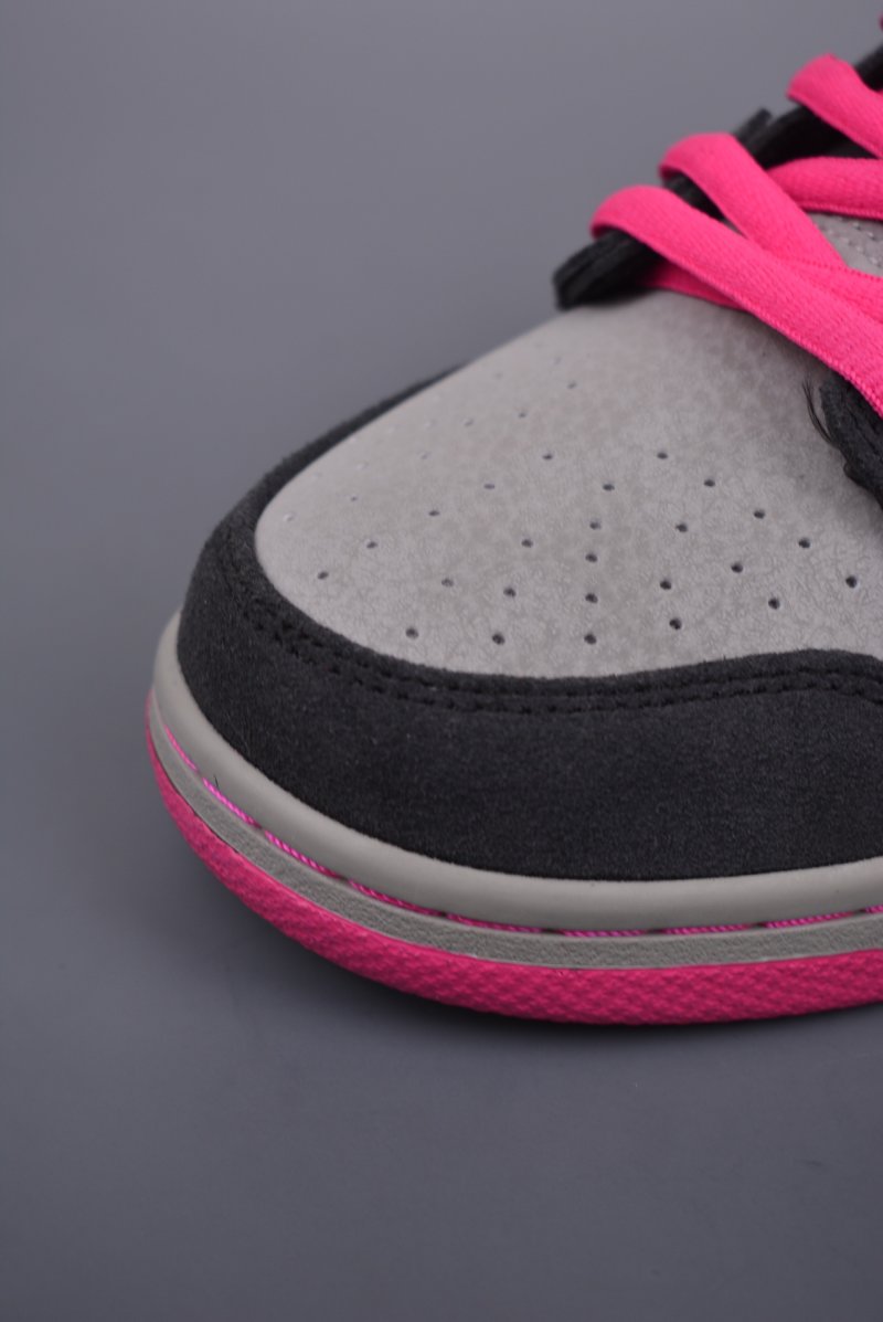 Nike SB Dunk Low view