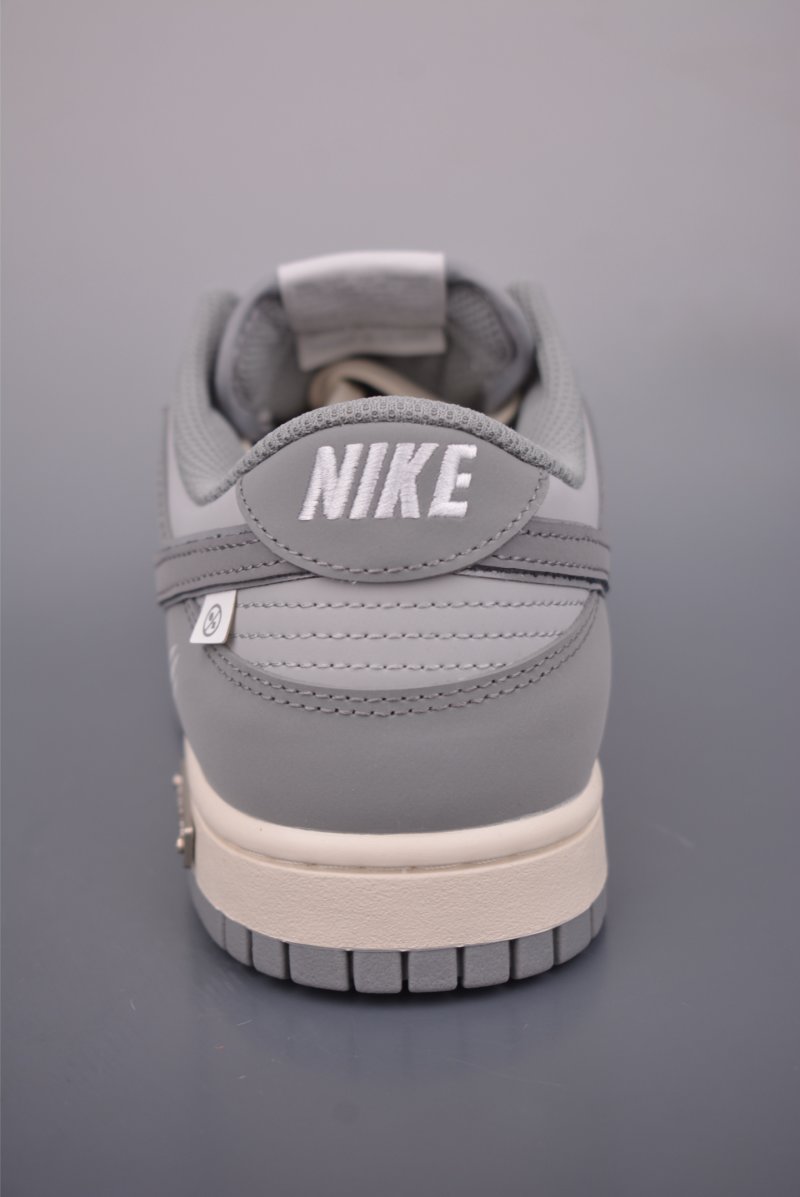 Nike SB Dunk Low AnonymPlayer view
