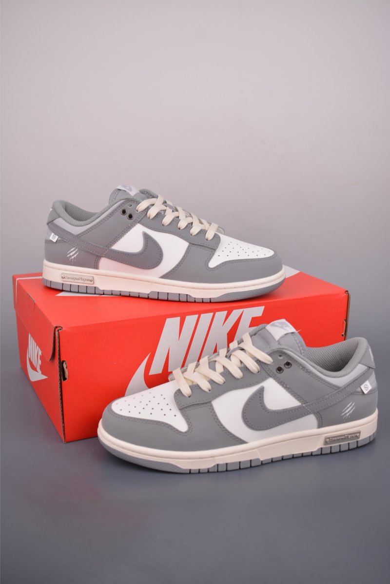 Nike SB Dunk Low AnonymPlayer view