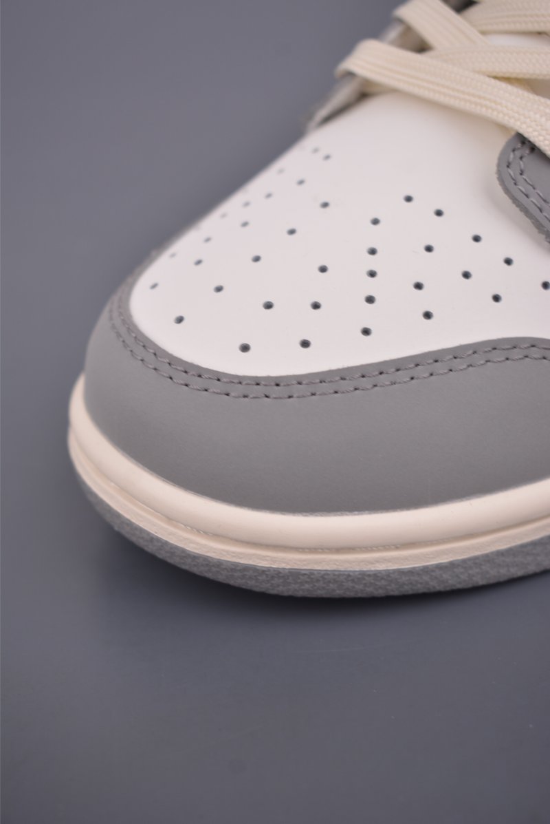 Nike SB Dunk Low AnonymPlayer view
