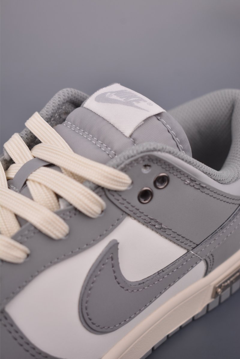 Nike SB Dunk Low AnonymPlayer view