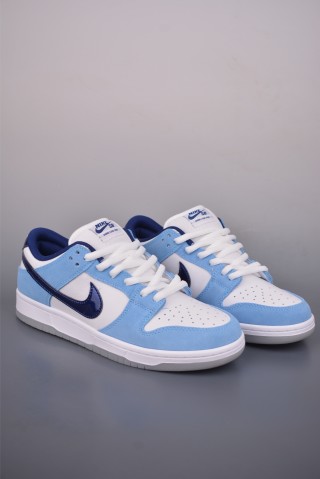 Nike SB Dunk Low 'Sky Blue / White' view 1