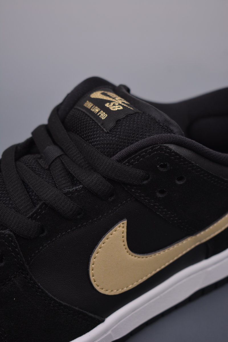 Nike SB Dunk Low view