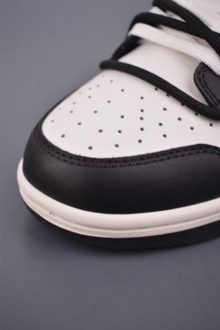 Nike SB Dunk Low 'Black / White / Red' view 6