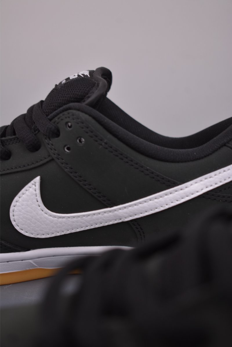 Nike SB Dunk Low view