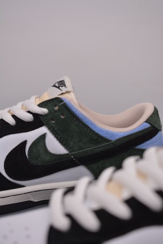 Nike SB Dunk Low 'Black / Green' view 8