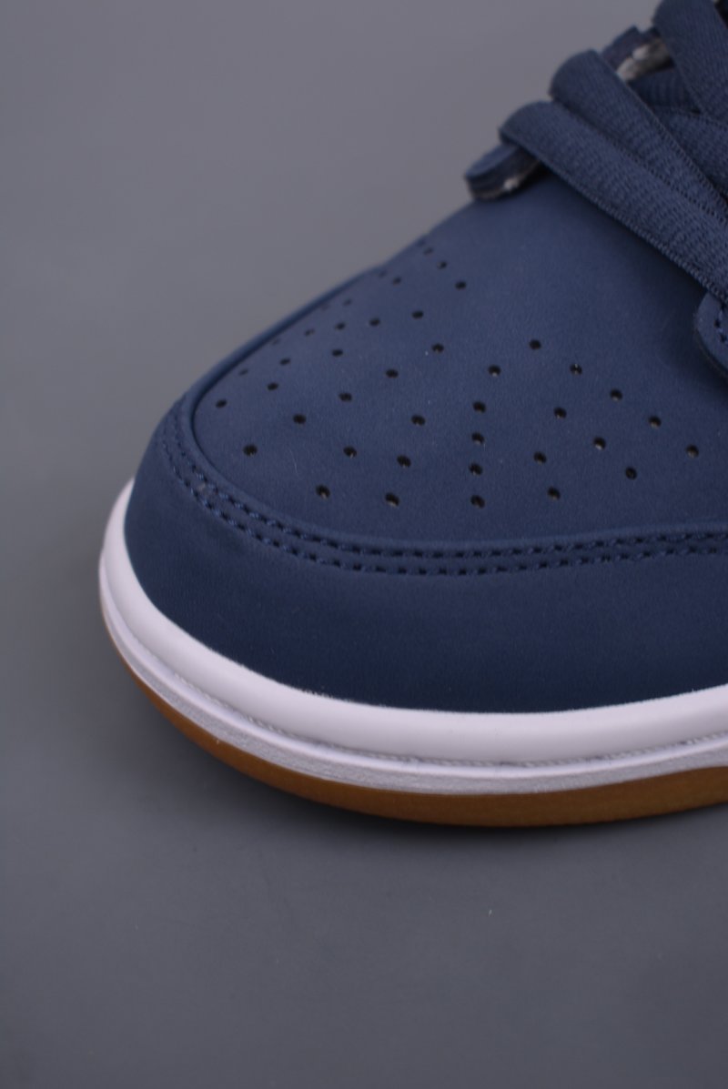 Nike SB Dunk Low view