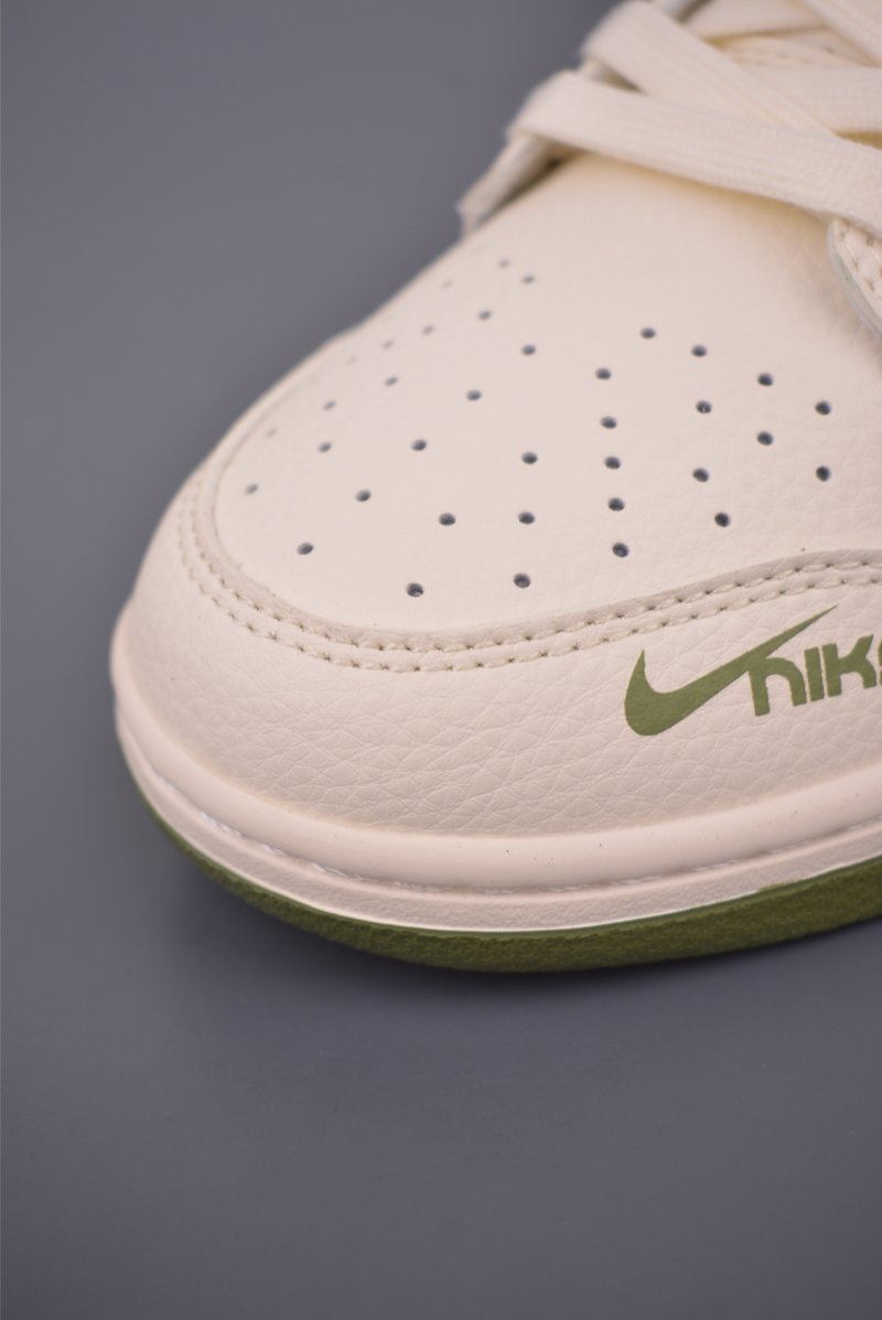 Nike SB Dunk Low Dior view