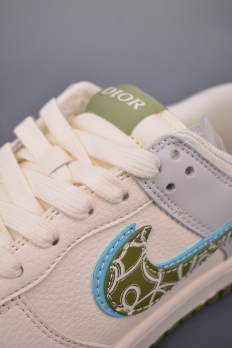 Nike SB Dunk Low Dior view
